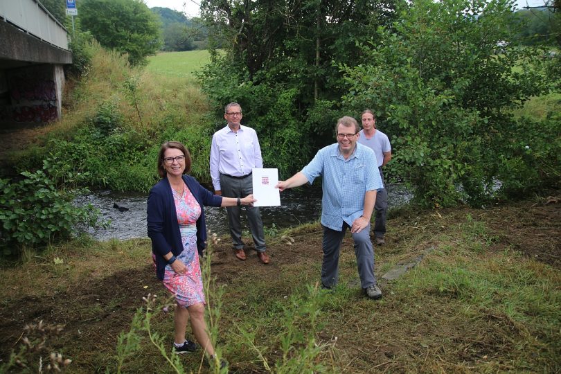 Arbeits-Fluss: Hessens Umweltministerin Priska Hinz (vorne links) übergibt einen Förderbescheid über 223.000 € an Bürgermeister Götz Konrad. Von der Hessischen Landgesellschaft HLG kümmern sich Geschäftsführer Dr. Gerald Kunzelmann und Projektleiter Ingo Pfeiffer nun um die weitere Renaturierung der Dietzhölze. (Foto: Frank Rademacher)