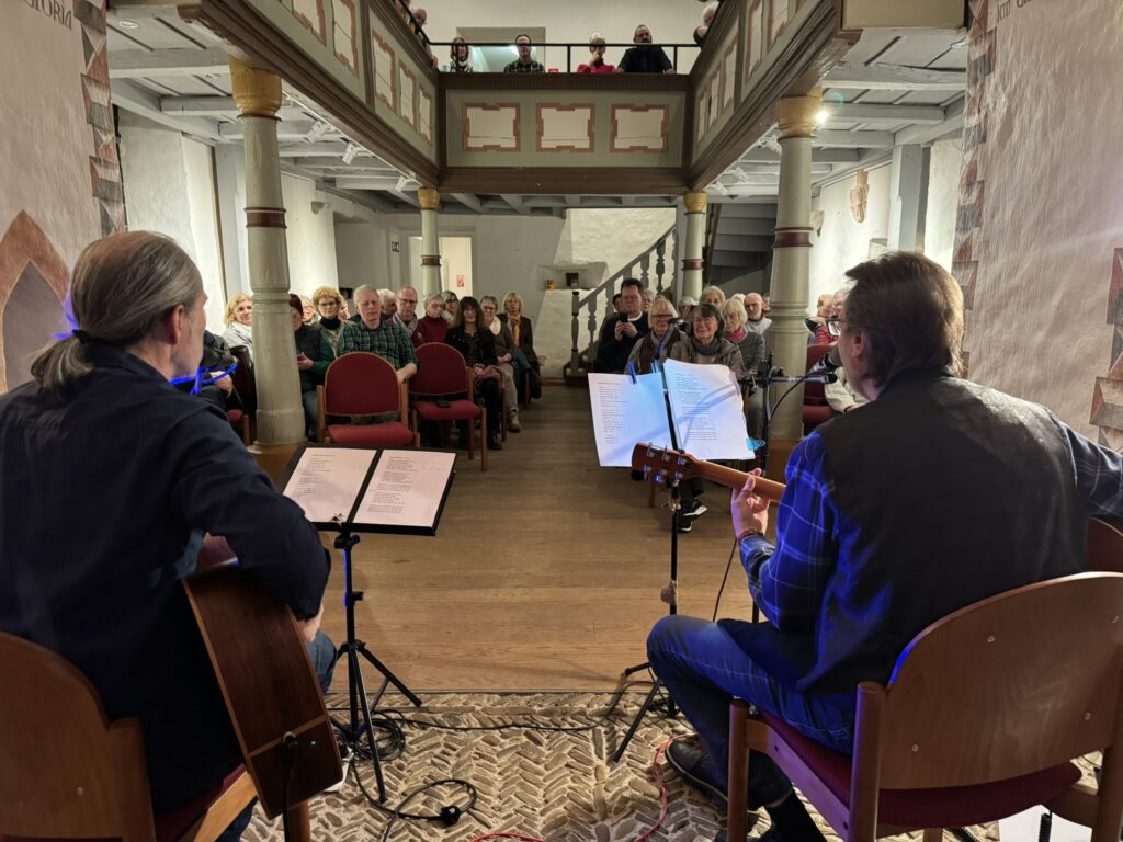 Peter Schneider und Michael "Öli" Müller haben die Johanneskapelle in Ewersbach bereits mehrfach mit ihrem Blues in Swingen gebracht. (Foto: Götz Konrad)