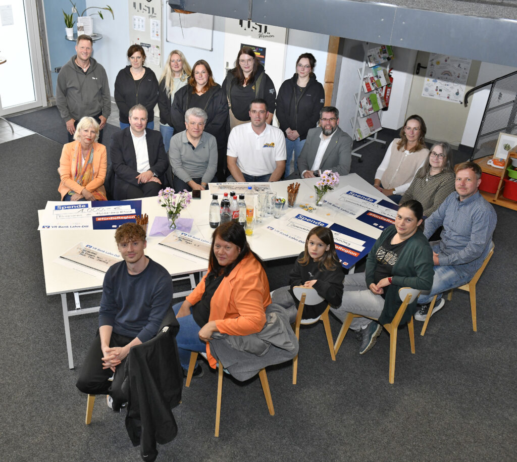 Vier Vereine und die Gemeindebibliotheken von Dietzhölztal und Eschenburg nahmen im JUST persönlich die Spenden vom Team Farbenfroh (hintere Reihe auf dem Bild) entgegen. (Foto: Jürgen Reichel)