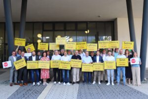 Kommunen am Limit: Bürgermeister setzen gemeinsames Zeichen am Kreishaus in Wetzlar