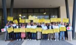 Kommunen am Limit: Bürgermeister setzen gemeinsames Zeichen am Kreishaus in Wetzlar